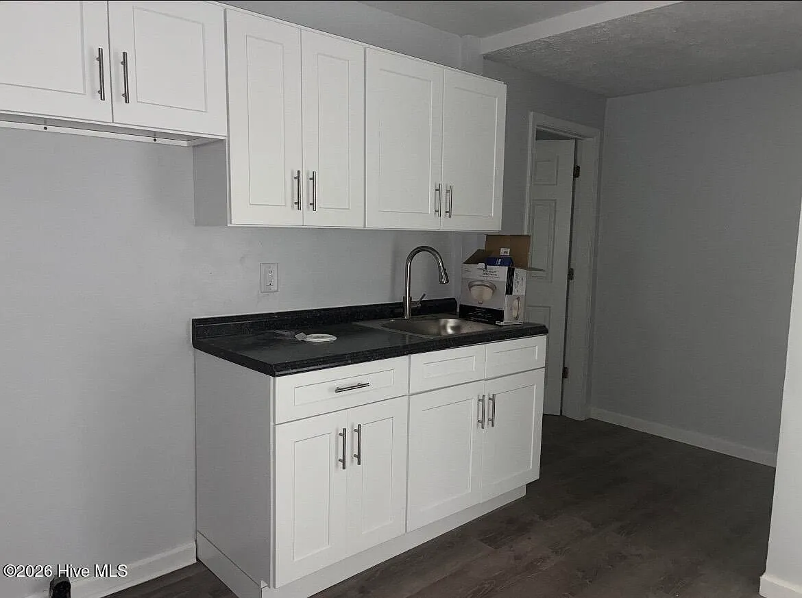 2 bed, 1.0 bath, $950 — Photo 2