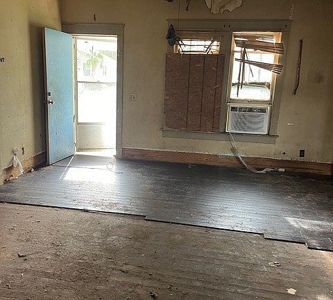 5th image of 605 Alamo St