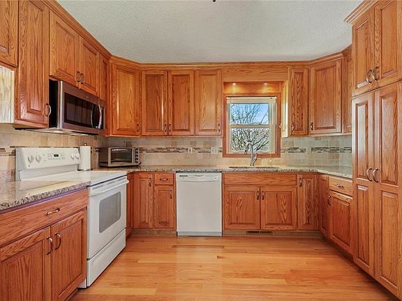 4th image of 14925 Metro Ave