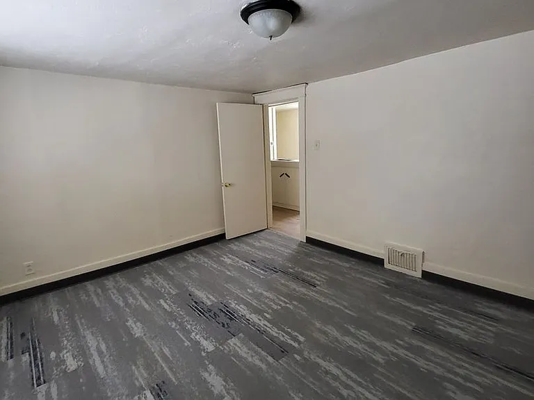 207 Irwin Ave — Photo 3