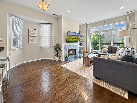 3rd image of 1726 W Diversey Pkwy #2E
