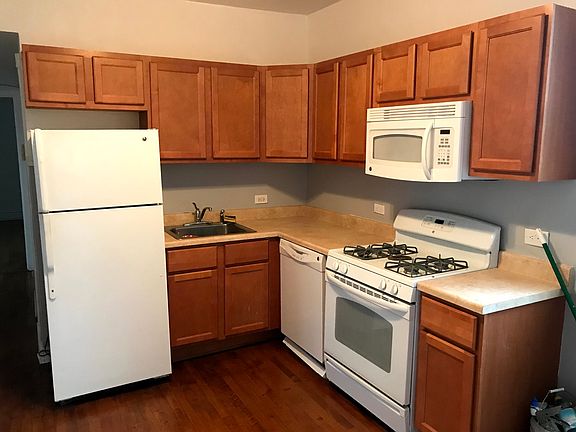 4th image of 1518 W Victoria St #3