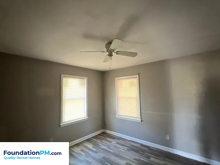 2332 E Warren St — Photo 8