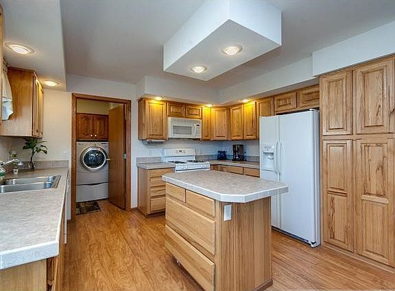 4th image of 25945 Emerald Ave