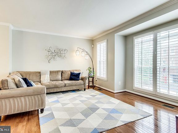 4th image of 4748 Thornbury Dr