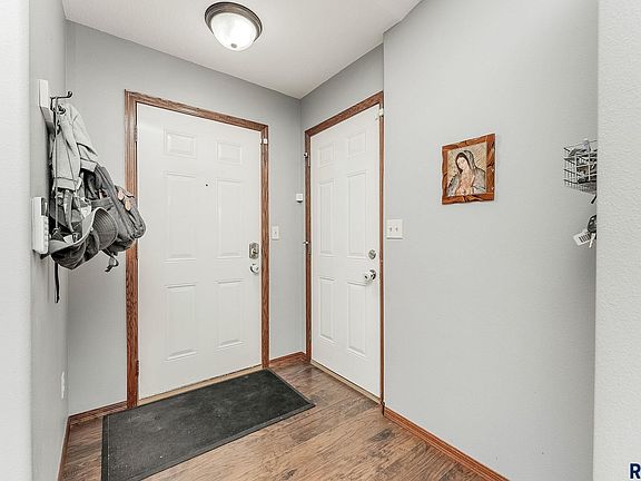 5th image of 512 Augustana Ave