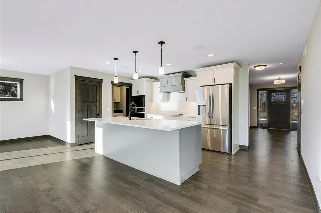 5 bed, 2760 sqft, $3,995 — Photo 4