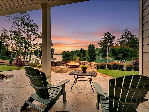 3rd image of 760 Woods Edge Dr