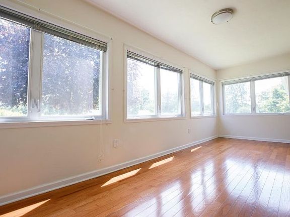 2nd image of 1303 E Fairwood Dr