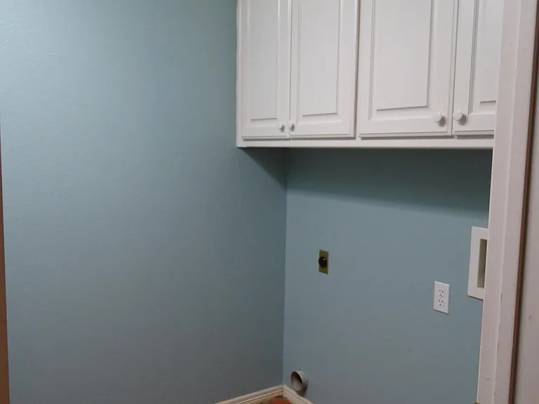 Laundry room w/ washer and dryer hookups