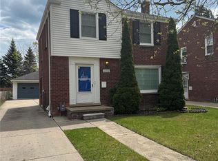 19242 Raymond St, Grosse Pointe Woods, MI 48236