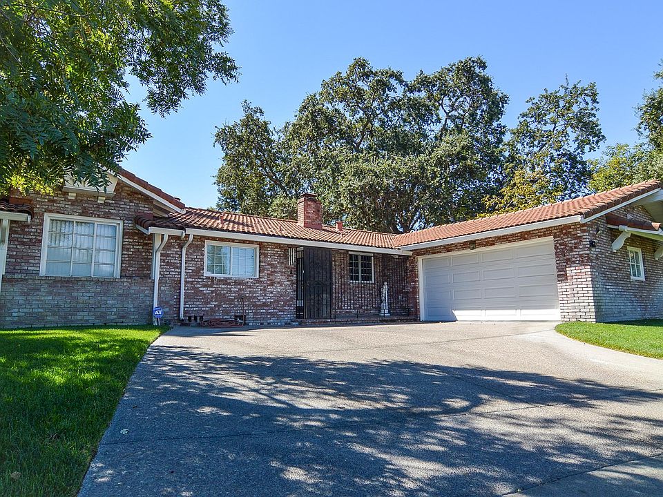 Front of main house. Parking available in driveway