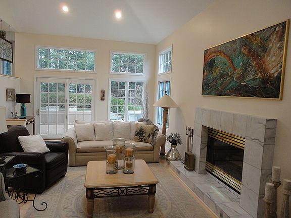 3rd image of 563 Sunset Dr