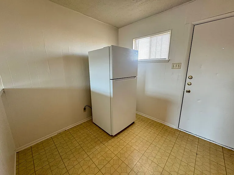 807 W Hallmark Ave — Photo 6