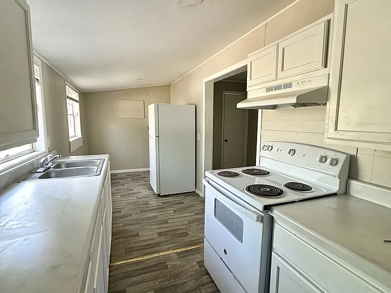 925 Woodward Rd — Photo 2