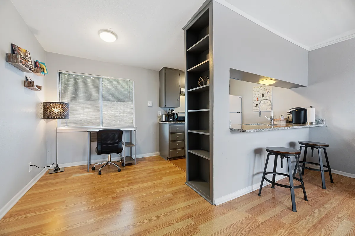 Building Photo - 2408 Longview St #204