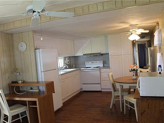 4th image of 612 NE Garden View Way