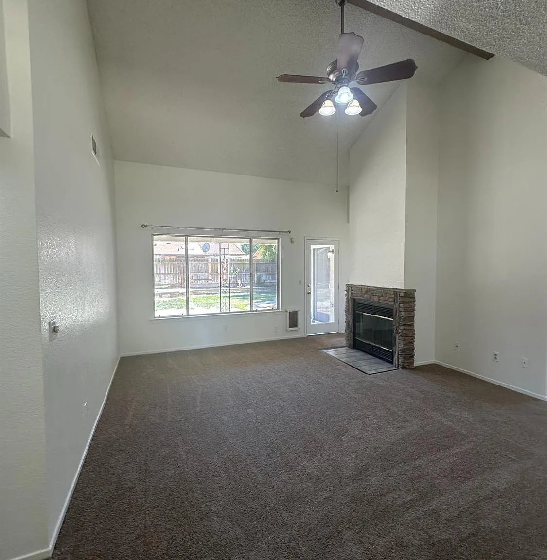 3 bed, 1333 sqft, $2,100 — Photo 2