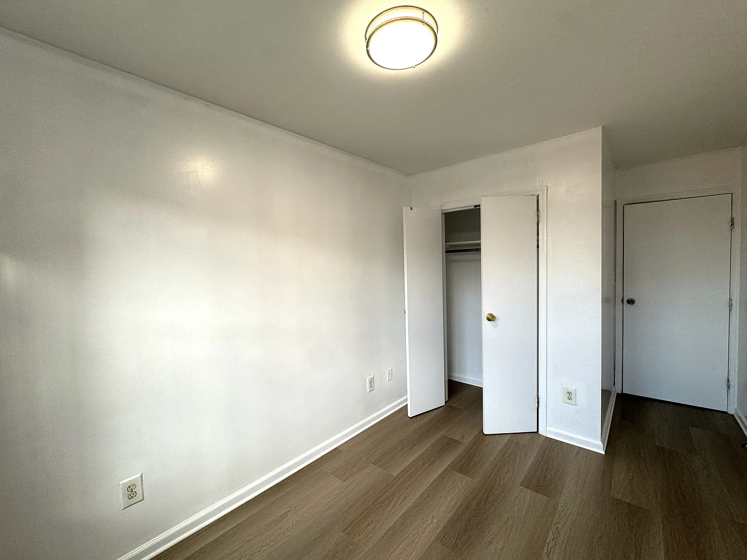 3 bed, 900 sqft, $3,300 — Photo 2