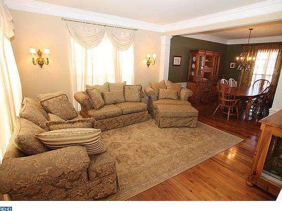 2nd image of 1 Thornbury Ln