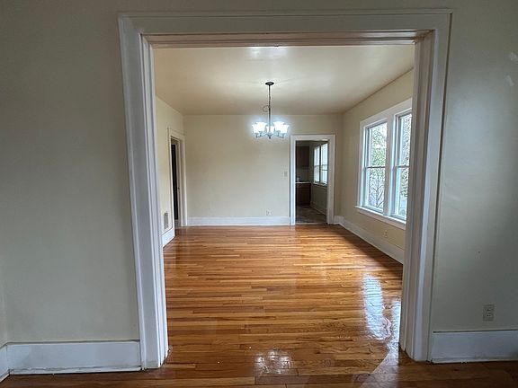 2nd image of 110 Hawthorne Ave Unit 2