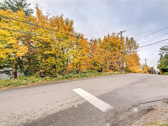 3rd image of 1011 70th Ave E