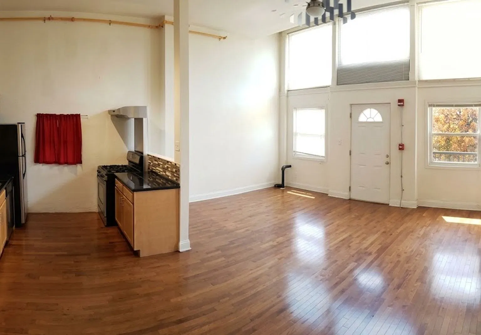 2405 Sarah Street — Photo 2