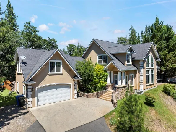 7411 Rogue River Dr, Shady Cove, OR 97539