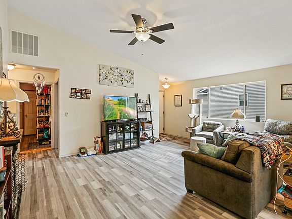 5th image of 3224 Meadow Glen Ln