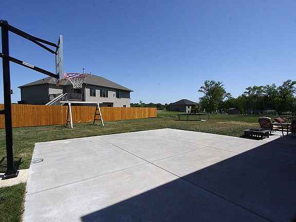 4th image of 911 Birchwood Dr