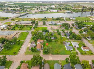 922 W 4th St, Freeport, TX 77541