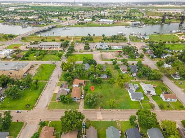 922 W 4th St, Freeport, TX 77541