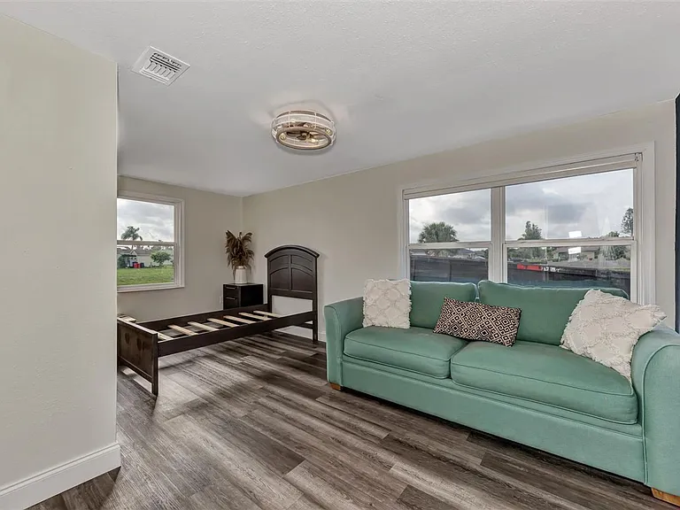 304 San Carlos Ave — Photo 14