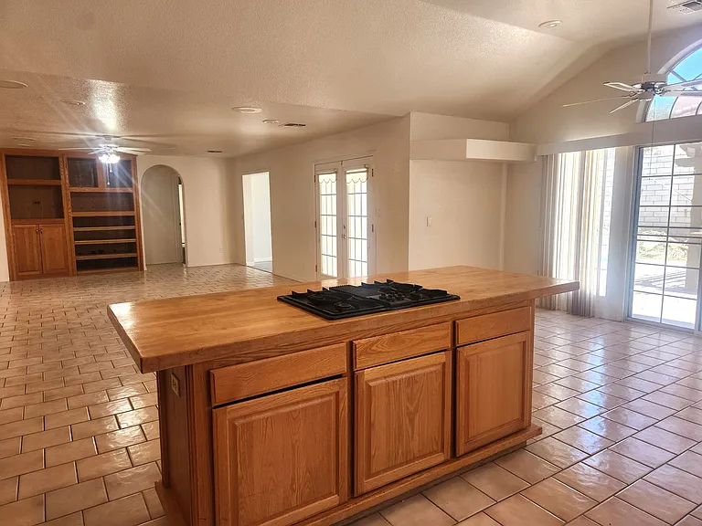 3660 Catalina Dr — Photo 9
