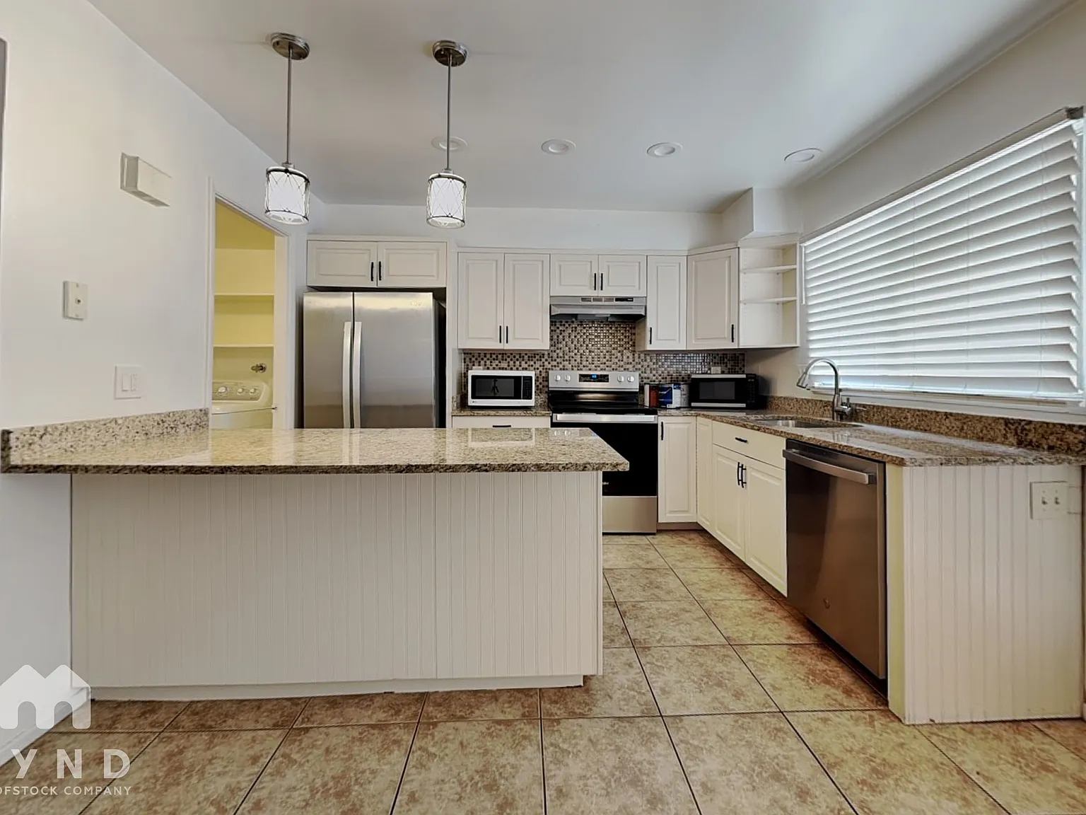 3 bed, 2.0 bath, 1298 sqft, $2,525 — Photo 2