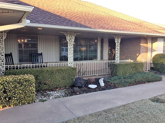Nice porch and landscaping!