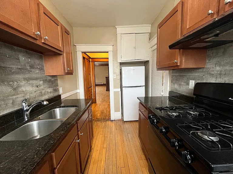 283-289 Bates Avenue — Photo 11