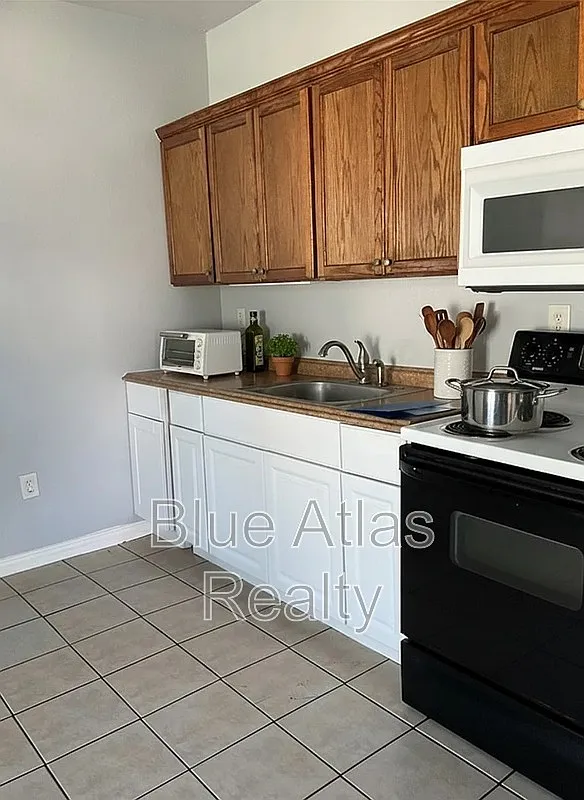 Building Photo - 2937 S Adams St #1