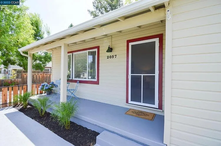 2057 Hoover Ave — Photo 11