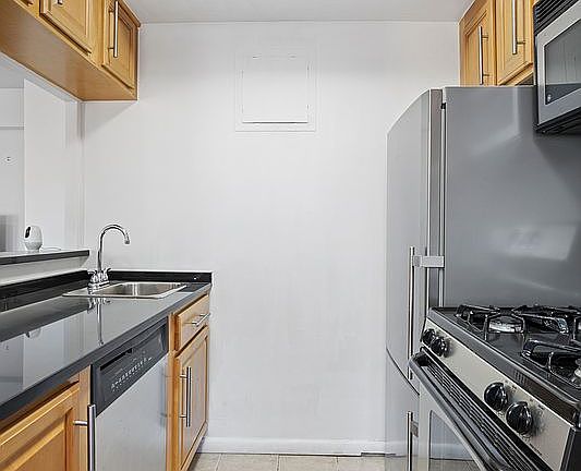 4th image of 333 E 46th St