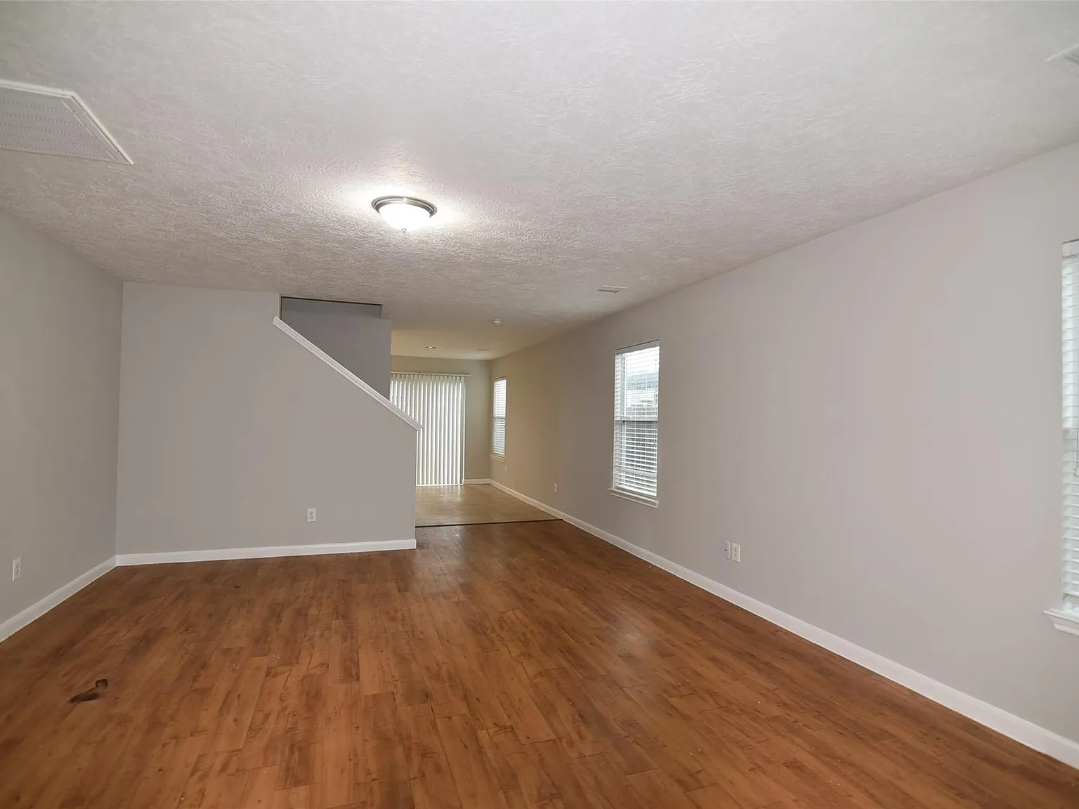 4 bed, 2.5 bath, 2640 sqft, $2,400 — Photo 3