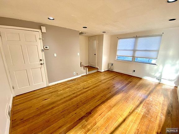 4th image of 378 Lawton Ave Unit 2