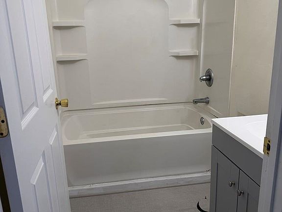 5th image of 209 E 10th St