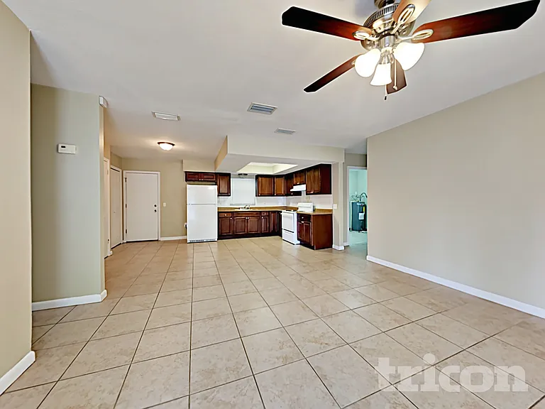 1218 Windsor Cir — Photo 2
