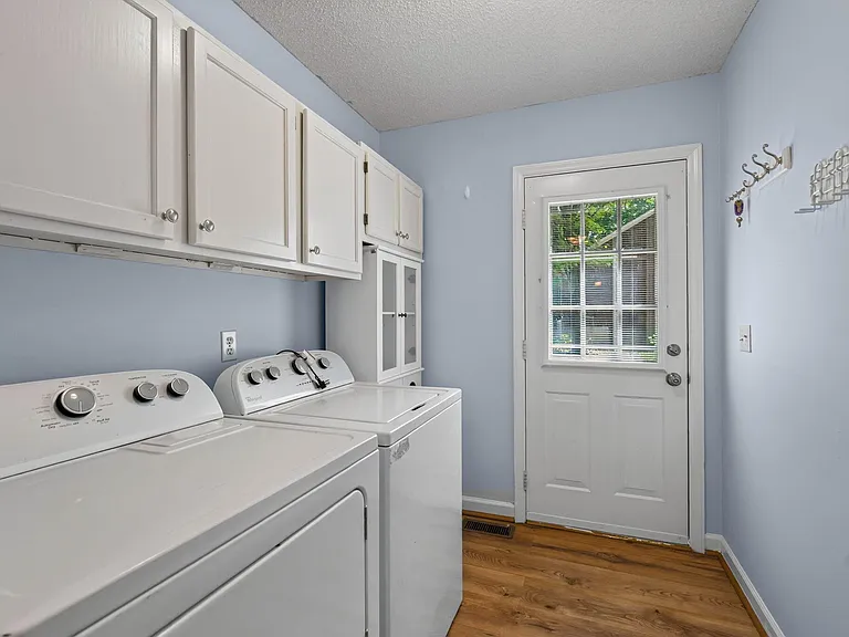 1249 Skyview Dr — Photo 16