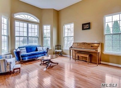 4th image of 111 Bellflower Ct