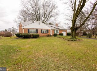 830 Robin Rd, Lancaster, PA 17601