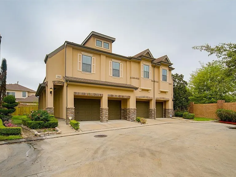 2906 Royal Oaks Crst — Photo 1