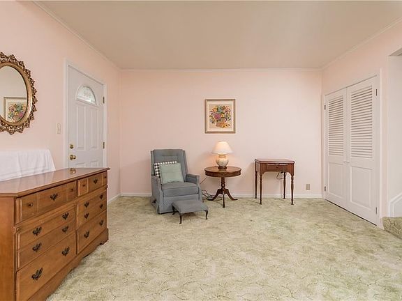 4th image of 75 Wanda Ave