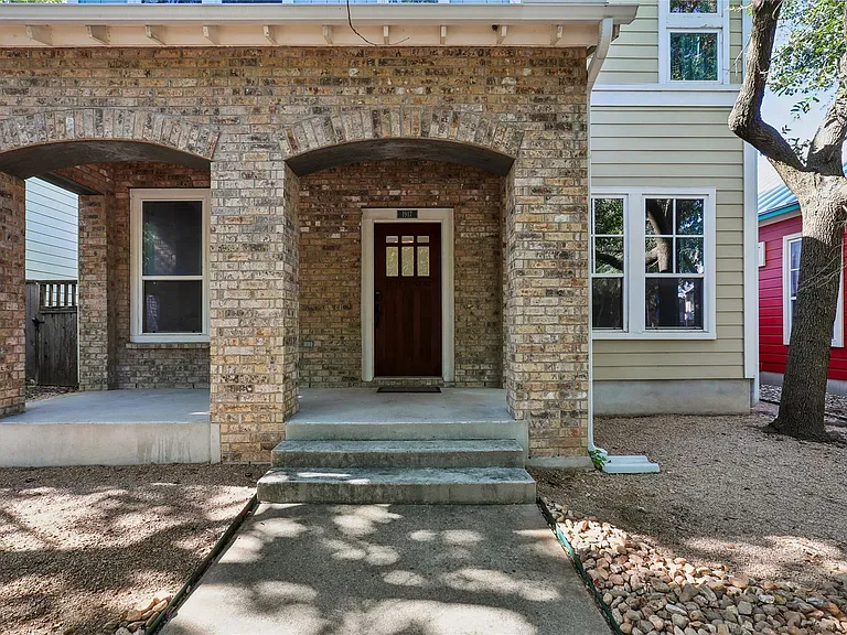 1917 McCloskey St — Photo 1